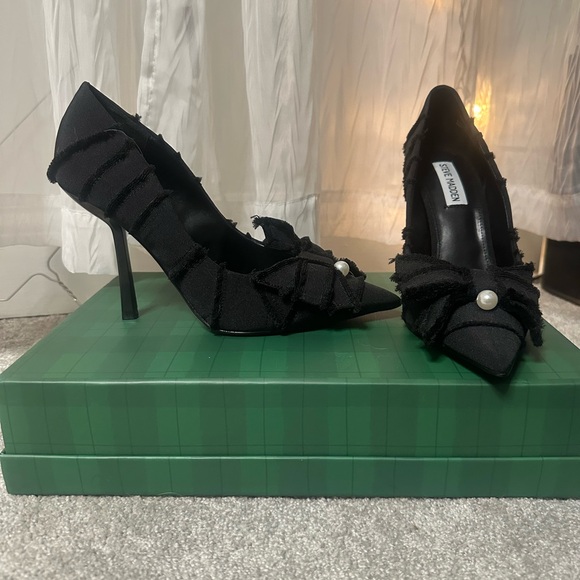 Steve Madden Black Pointed-Toe Bow Pumps with Pearl Accent - Never been worn - Picture 2 of 3